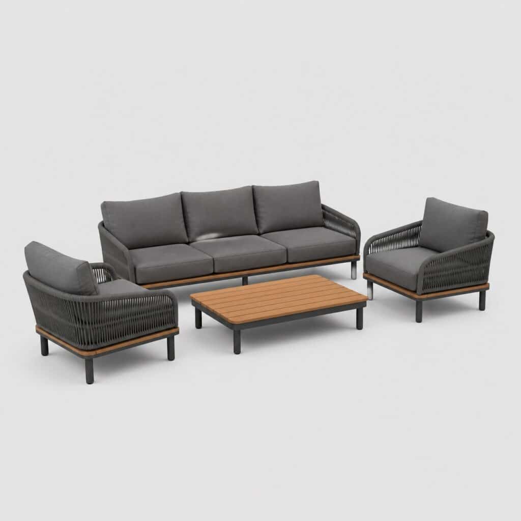Salon de jardin bas avec canapé, fauteuils et table basse sur fond gris clair