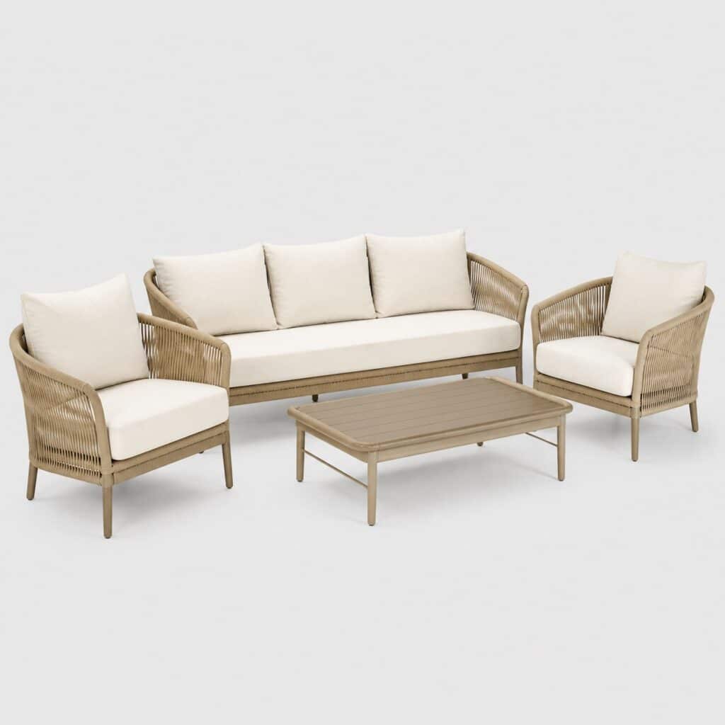 Salon de jardin beige sable avec coussins écru sur fond gris clair